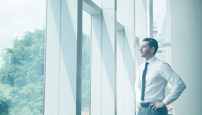 abogado de tenerife mirando la ventana